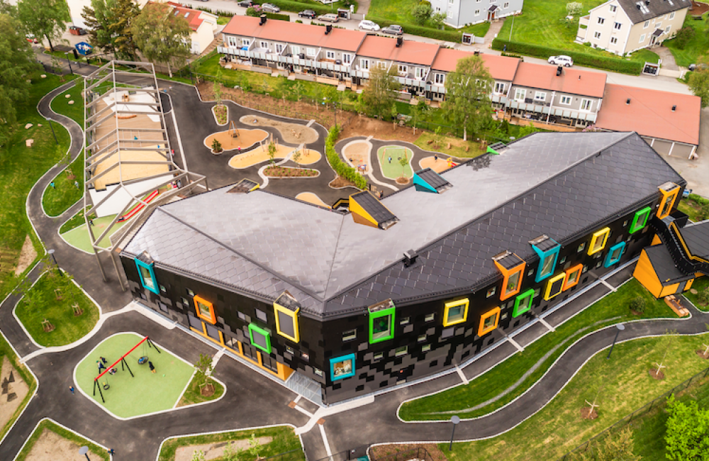 På takflastene er fasadeplatene på Kilden barnehage erstattet av solcellepaneler. Arkitekt: LINK Arkitektur AS. Utbygger: Omsorgsbygg Oslo KF. Foto: Hundven-Clements Photography På takflastene er fasadeplatene på Kilden barnehage erstattet av solcellepaneler. Arkitekt: LINK Arkitektur AS. Utbygger: Omsorgsbygg Oslo KF. Foto: Hundven-Clements Photography